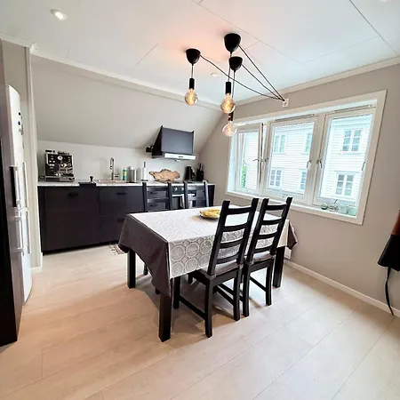 2 Bedrooms 3 Workspaces Ac