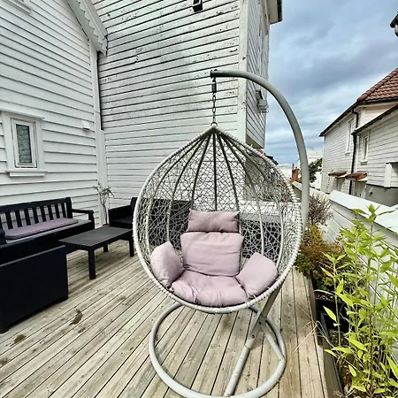 2 Bedrooms 3 Workspaces Ac