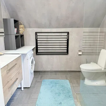2 Bedrooms 3 Workspaces Ac