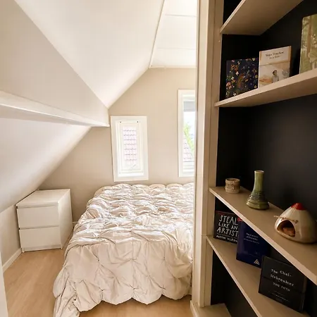 2 Bedrooms 3 Workspaces Ac